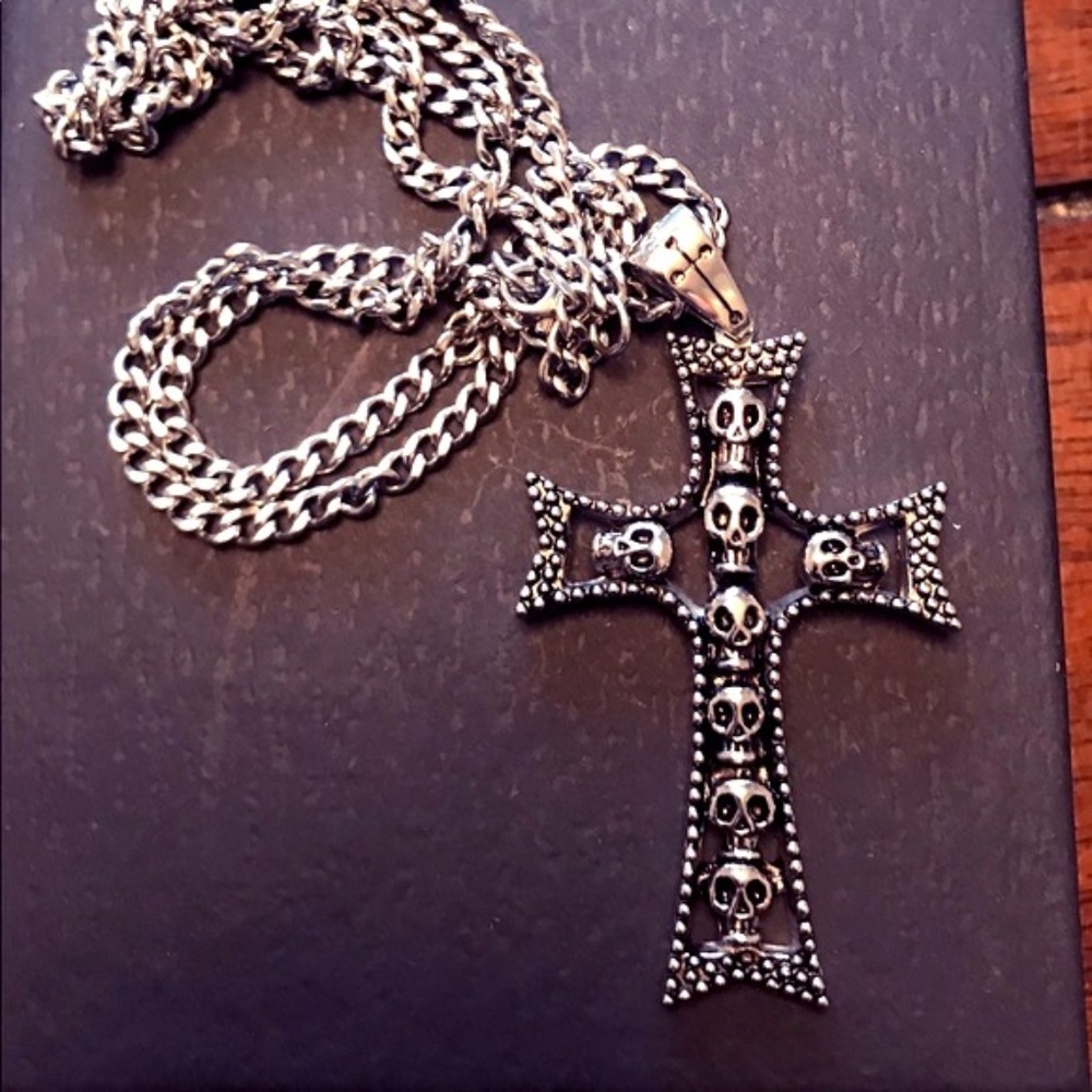 Skull cross w/ 24in necklace